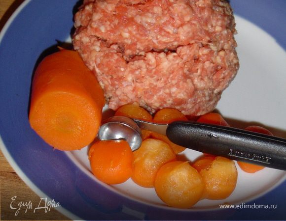 Начинаем с приготовления фрикаделек. Первым делом отвариваем морковь, очищаем и ложкой-нуазеткой (можно чайной ложкой) вырезаем шарики.