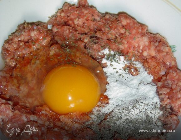 В фарш добавляем сухой лук, сухой чеснок, перец, соль, сухой укроп, яйца, и хорошенько вымешиваем.