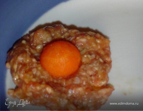 Теперь готовим фрикадельки. Берем немного фарша, в центр кладем морковный шарик