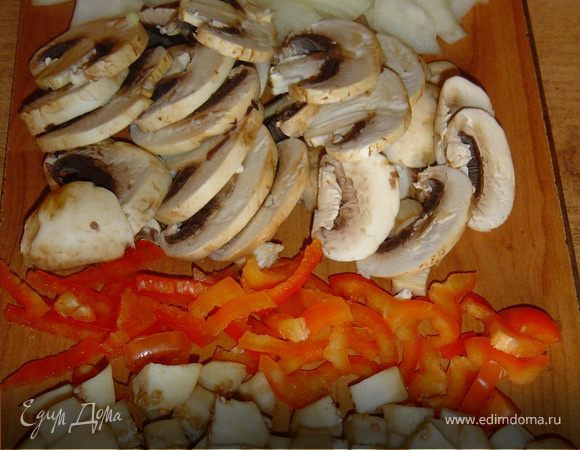 Когда фрикадельки готовы, приступаем к овощам. Лук очищаем и нарезаем полукольцами,грибы нарезаем пластинками. Перец очищаем от семян и режем небольшими кусочками. Баклажаны нарезаем кубиками.