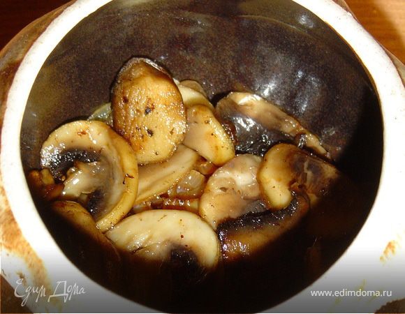 Следующий слой - грибы, сбрызгиваем соевым соусом. 