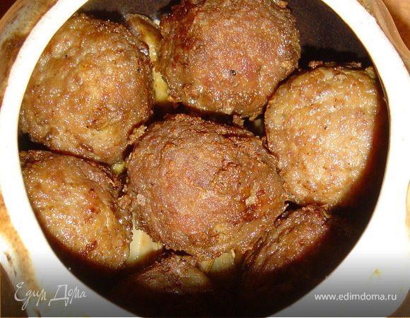 На грибы выкладываем фрикадельки,