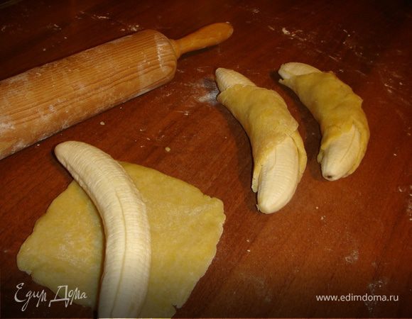 Муку просеять, смешать с натертой цедрой лимона, солью, сахаром, ввести 1,5 яйца, натереть на терке сливочное масло и быстро замесить тесто. Скатать в шар, завернуть в пленку и убрать в холодильник на 1 час. 