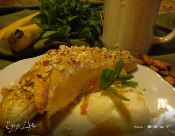 Джем развести каплей горячей воды или растопить, смазать горячие рогалики и присыпать миндалем. Подавать в горячем виде с шариком ванильного мороженого.