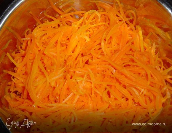 Морковь очищаем и натираем на терке.