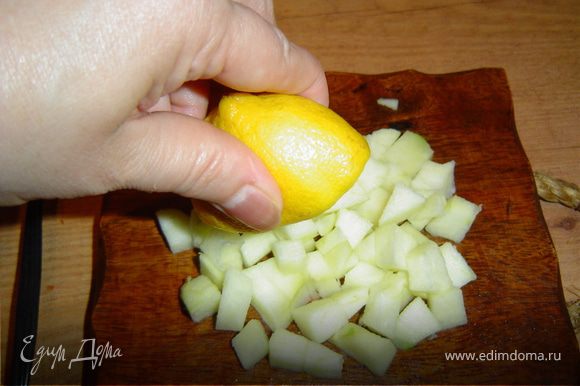 Очищаем и нарезаем яблоко и сбрызгиваем его лимонным соком.