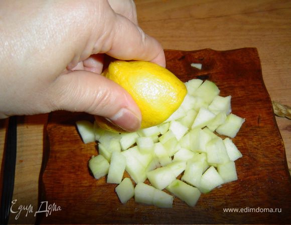Очищаем и нарезаем яблоко и сбрызгиваем его лимонным соком.