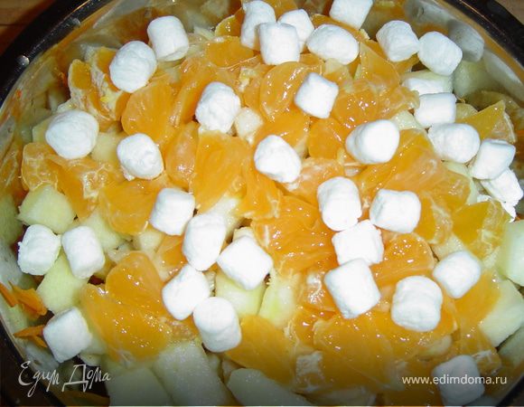 В конце добавляем маршмеллоу,перемешиваем  и заправляем салат медом и сметаной.