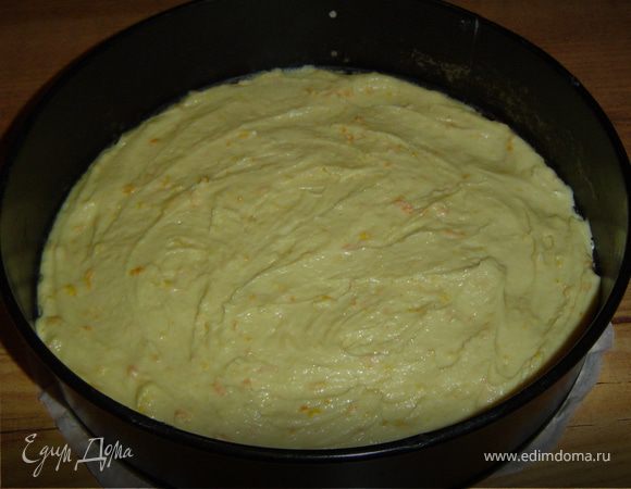 Разъемную форму (28см) застилаем пищевой бумагой, на нее выкладываем и разравниваем тесто, выпекаем при температуре 180 град. до золотистого цвета.