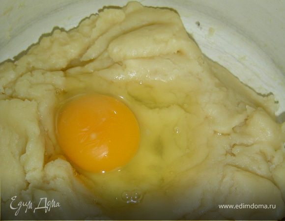 Пока корж печется, мы приступаем к изготовлению профитролей. В воду кладем масло, сахар, соль и доводим до кипения,высыпаем муку, постоянно перемешиваем до того времени, пока масса не загустеет.Даем тесту немного остыть, а затем вводим по одному яйца, после каждого тщательно перемешивая.