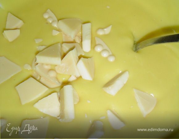 Пришло время для приготовления кремов. Первым будем готовить заварной. Желатин (у меня быстрорастворимый) разводим по инструкции. Желтки взбиваем с сахаром и добавляем муку,ванильный сахар, молоко и варим до загустения.Затем добавляем желатин,белый шоколад, перемешиваем и даем остыть.Сливки взбиваем с сахарной пудрой, половину вводим в остывший крем, а вторую половину оставляем.