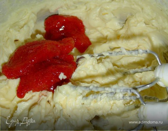 Теперь приступаем ко второму крему. Для этого взбиваем размягченное масло, к нему добавляем сгущенное молоко и клубнику, перетертую с сахаром (у меня она замороженная).