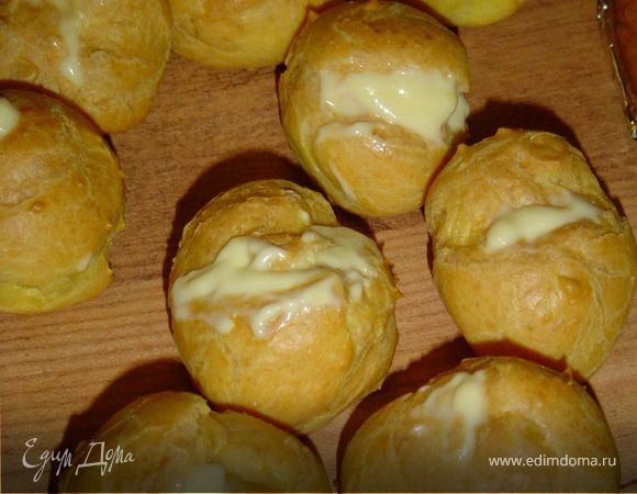 Когда у нас все подготовлено, приступаем к сборке. С помощью кондитерского шприца наполняем профитроли заварным кремом,