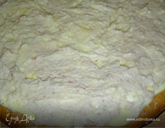 корж смазываем заварным кремом,а сверху тонким слоем масляным кремом.