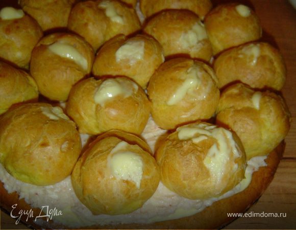 Профитроли устанавливаем на корж