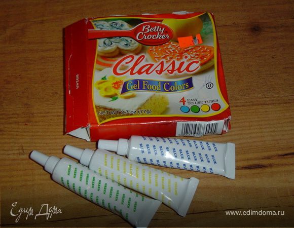 Бока и верх покрываем взбитыми сливками и украшаем торт. Я украсила с помощью пищевых гелей.