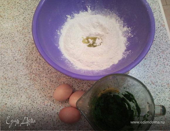 Подготавливаем ингридиенты к тесту.
Шпинат(у меня свежий) обдаем кипятком и оставляем в нем на 4 мин., сливаем воду, выжимаем шпинат и перетираем с помощью блендера.