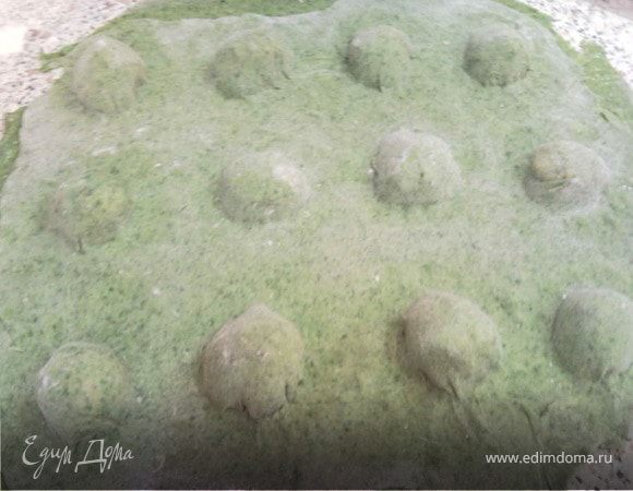 Смазываем яйцом тесто вокруг начинки. Раскатываем второй кусочек теста и накрываем тот, что с начинкой. Залепливаем вокруг начинки и разрезаем.