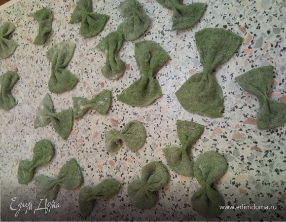 Из остатков теста лепим что фантазия позволит: от пельмешек и до макарошек)
Bon apetit)