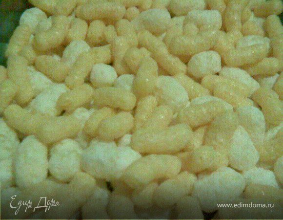 Желатин растворить в небольшом количестве воды,соединить со сметаной и тоже добавить к основной массе.Кукурузные палочки выложить на противень(который мог бы поместиться в морозилку)или другую не высокую посуду.