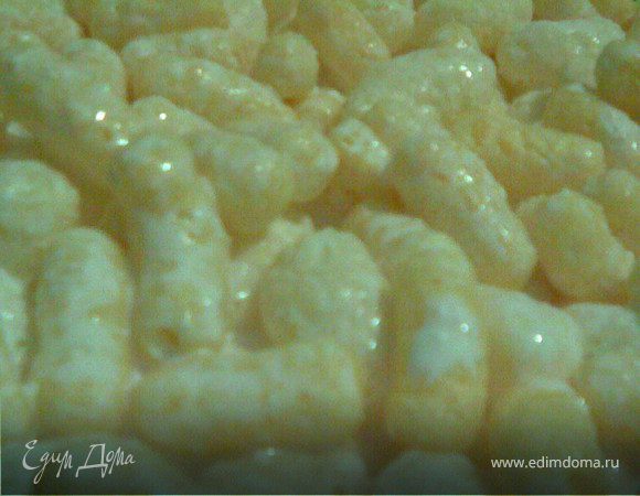 залить палочки приготовленной смесью,перемешать и дать чуть пропитаться.