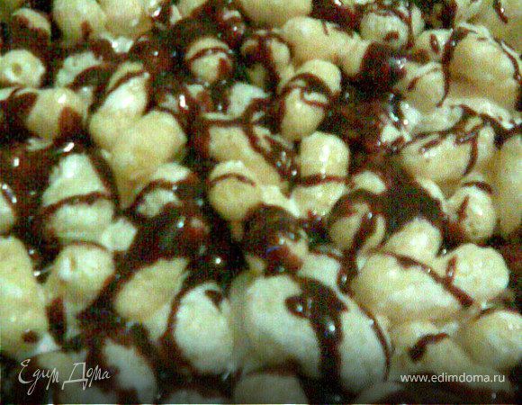 потом верх залить растопленным на пару шоколадом и убрать в морозилку на 2-3 часа.