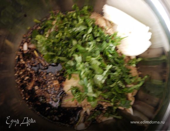 лук,зелень,чеснок порезать,кориандр растолочь,влить соевый соус,масло это и будет наш маринад