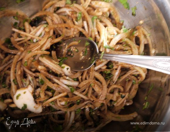 выложить мясо в маринад на четыре часа