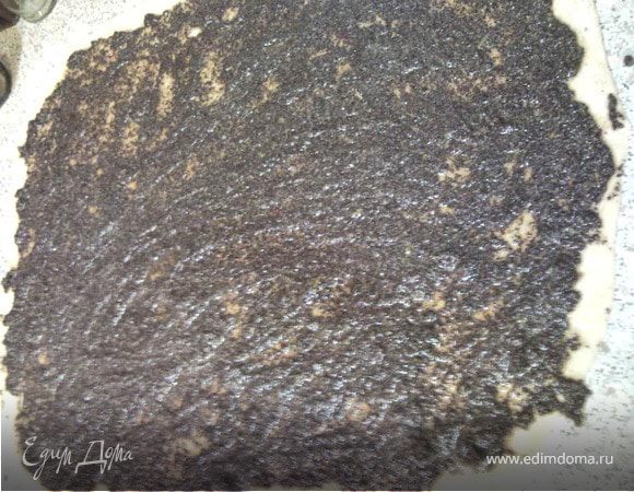 Размешать дрожжи с молоком, 0.5ст. муки и ст.л. сахара. Даем подойти 30 мин. Потом добавляем остальные ингредиенты и замешиваем мягкое тесто. Ставим его в теплое место на 40 мин.
Раскатать в тонкий пласт и выложить начинку.