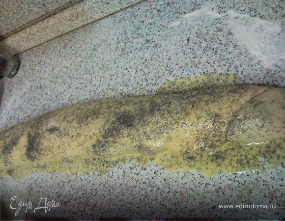 Скрутить рулет, смазать его яйцом, посыпать сахаром и маком, дать постоять 15мин.