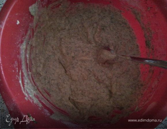 Для начинки запарить мак, смолоть блендером, добавить яйцо мед, цедру, манку, ваниль.