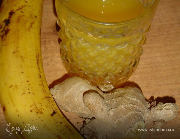 Очищаем и измельчаем имбирь.Наливаем апельсиновый сок в блендер, добавляем измельченный  имбирь, очищенный банан.