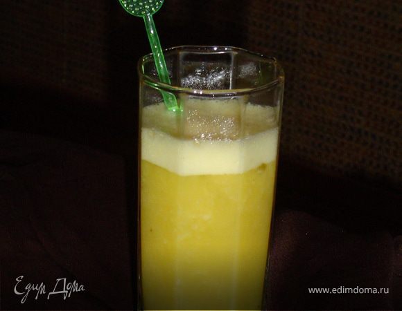 Все хорошо взбиваем до однородной консистенции и разливаем по стаканам.
Заряжаемся энергией! 