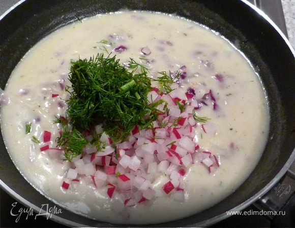 Третью луковицу мелко порубить и обжарить в 1 ст.л. сливочного масла. Добавить овощной бульон, сливки, загуститель соуса, вскипятить. Снять с огня, добавить мелко порезанной редиски, петрушки и каперсов (я делала без них).