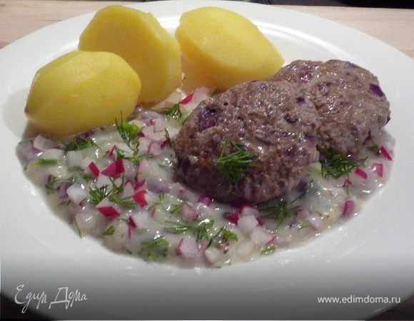 Выложить на тарелку соус, бифштексы, в качестве гарнира - отварной картофель. Приятного аппетита!