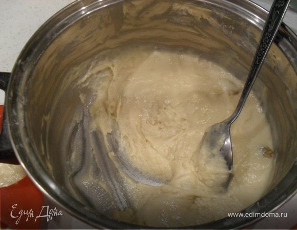 Смешать все ингредиенты. Постепенно добавляя муку, замесить тесто. Оно должно получиться гуще, чем на оладьи, держать форму, но не крутое. По желанию, добавить орехи или изюм.