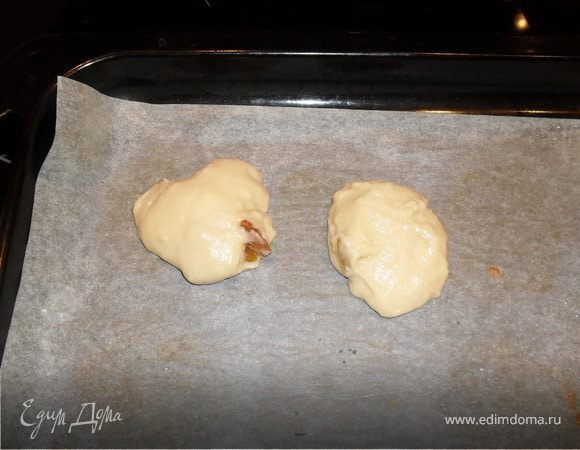 Противень застелить пергаментом, выложить на него шарики из теста объемом с 1 ст.ложку, оставляя между ними расстояние. Можно использовать смазанные маслом формы для кексов, заполняя их на 2/3.