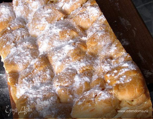 На нижний корж выложить крем, накрыть верхним и присыпать пудрой. Отправить на час в холодильник. Приятного аппетита.