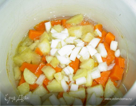 К тыкве и яблокам добавляем измельченный лук, яблочный сок и варим на медленном огне до мягкости.