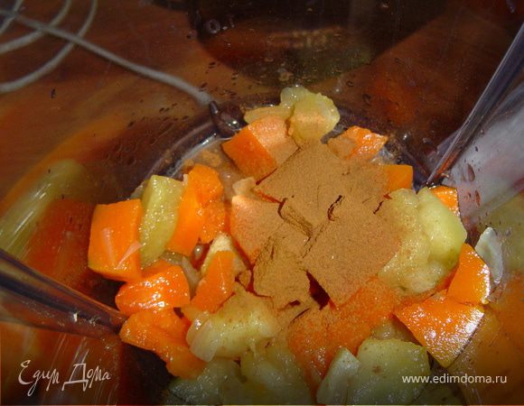 Эту массу помещаем в блендер, добавляем уксус, специи и измельчаем до однородного состояния.