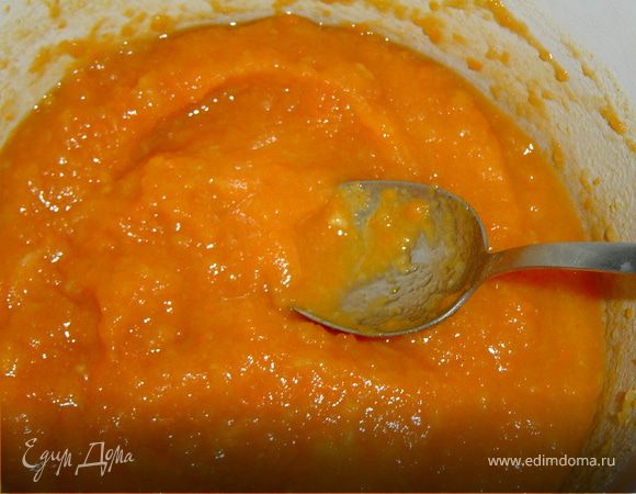 Получившееся пюре варим на медленном огне около 50 минут, помешивая,
