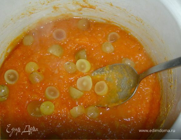 затем добавляем кусочки винограда без косточек и продолжаем варить до золотистого цвета.