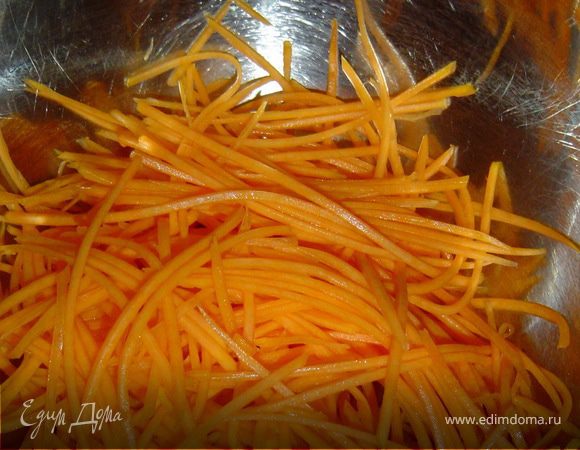 Тыкву, сельдерей, яблоки, чистим и нарезаем тонкой соломкой