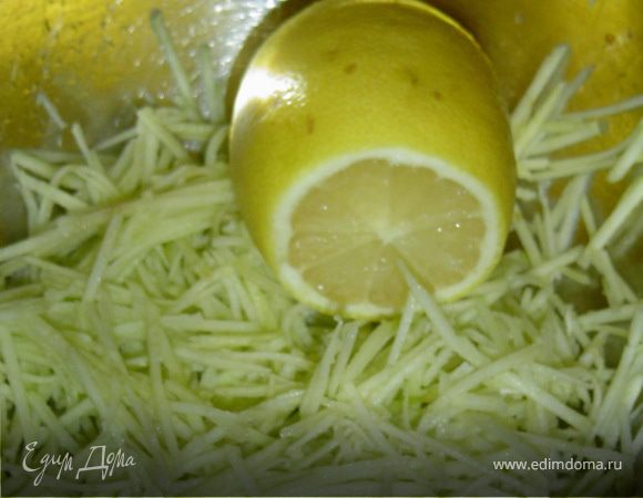 К яблокам добавляем лимонный сок, чтобы они не темнели.