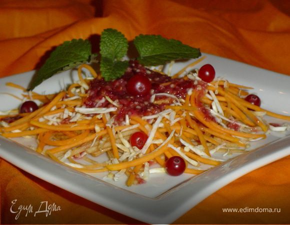 и заправляем соусом. Приятного аппетита!