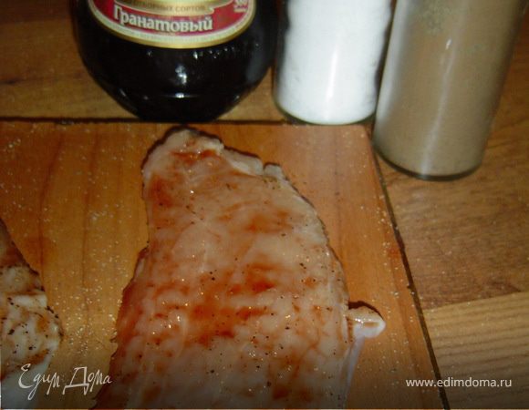 Мясо смазываем гранатовым соусом, солим, перчим и оставляем на пару часов.
