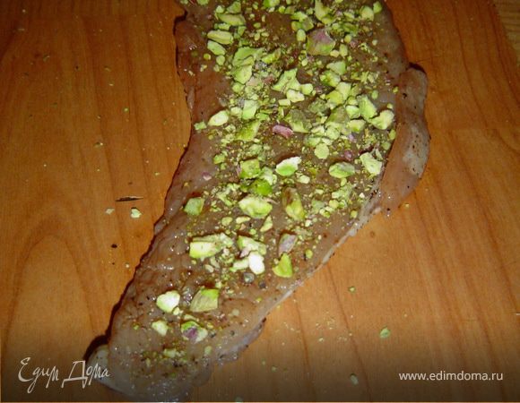 Пока мясо пропитывается, очищаем фисташки и измельчаем, а затем посыпаем ими мясо.