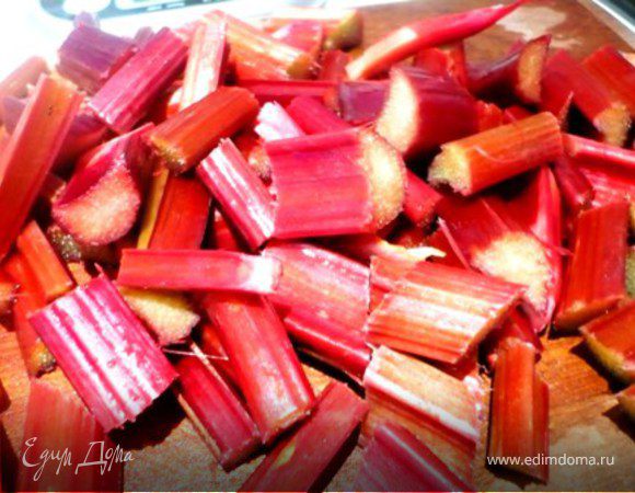 Ревень, 75 гр. сахара и 1/4 стакана воды поварить под крышкой на среднем огне около 10 мин. до мягкости.
Добавить  ежевику и цедру и поварить еще 5 минут, без крышки.