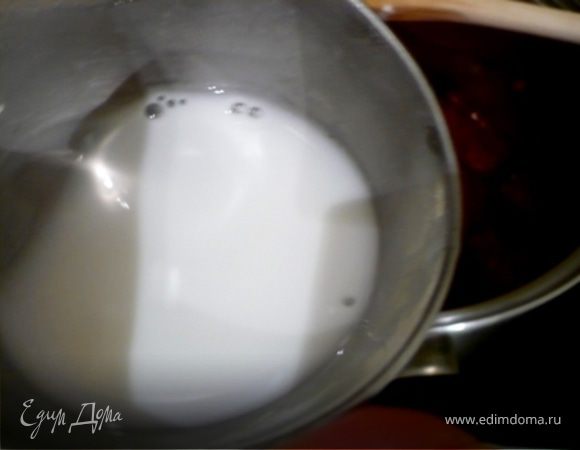 Развести кукурузную муку водой и добавить к ревеню. Поварить 3-5 минут, пока масса чуть не загустеет. Снять с огня и охладить немного.
