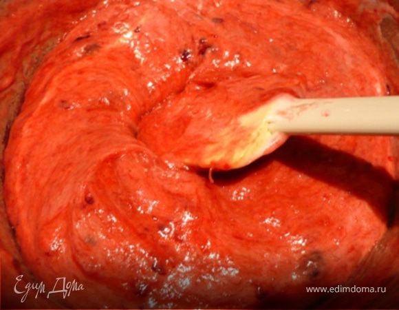 Белки взбить с 75 гр. сахара до пушистых, блестящих пиков. Постепенно добавить белки к ревеневой массе, хорошо размешивая.
